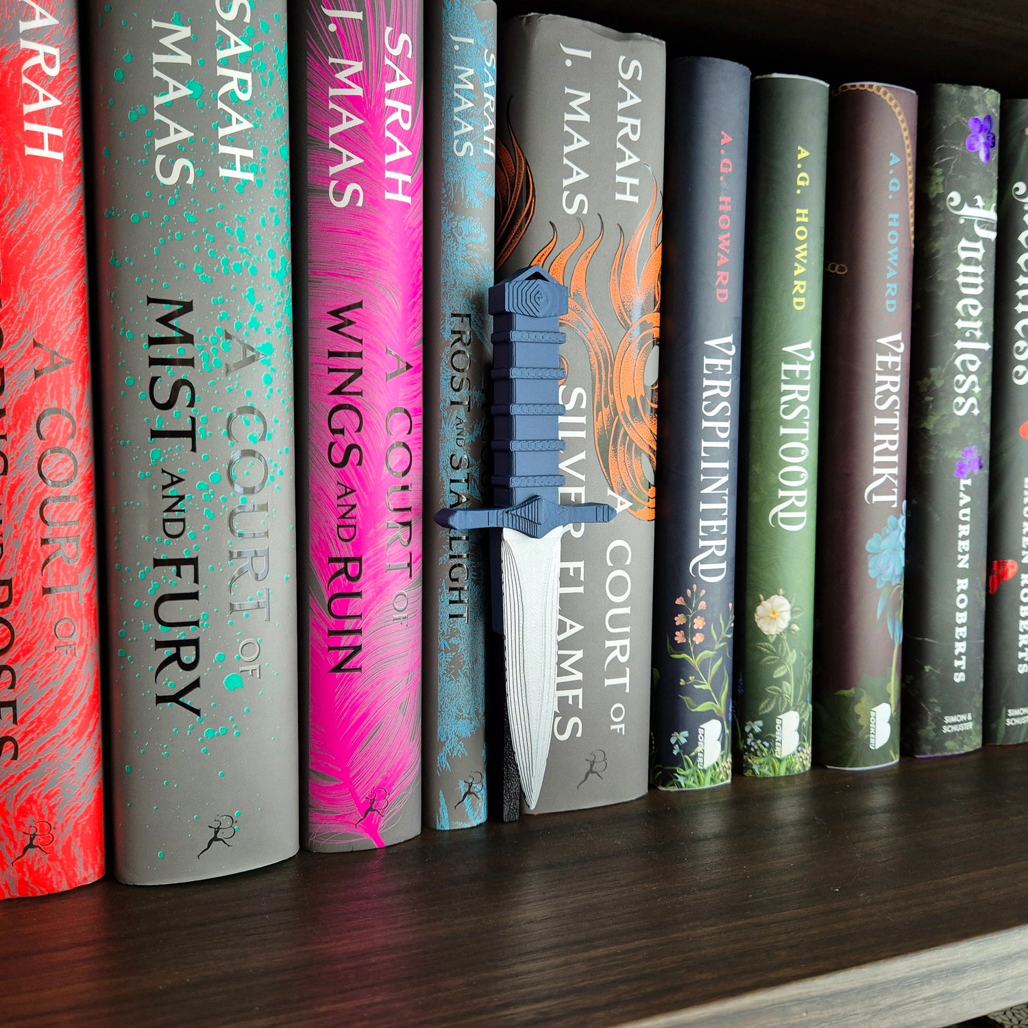 Bookshelf Peekout Sign - Dagger