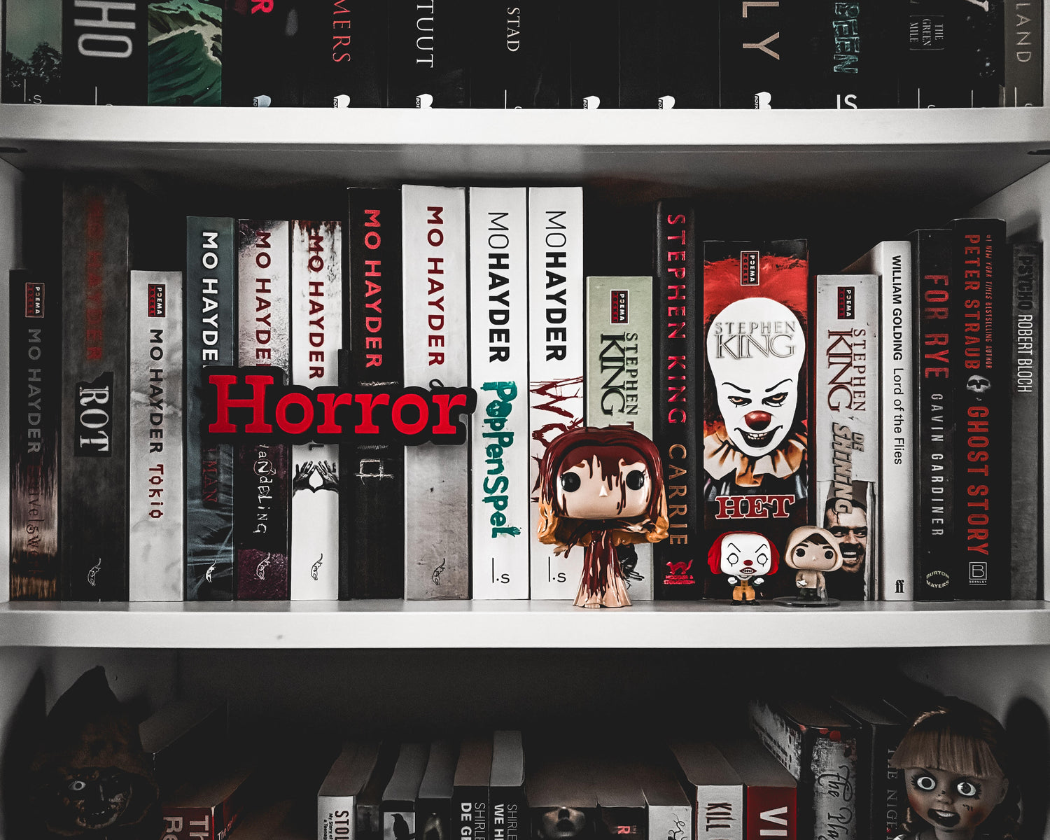 Bookshelf Peekout Sign - Horror