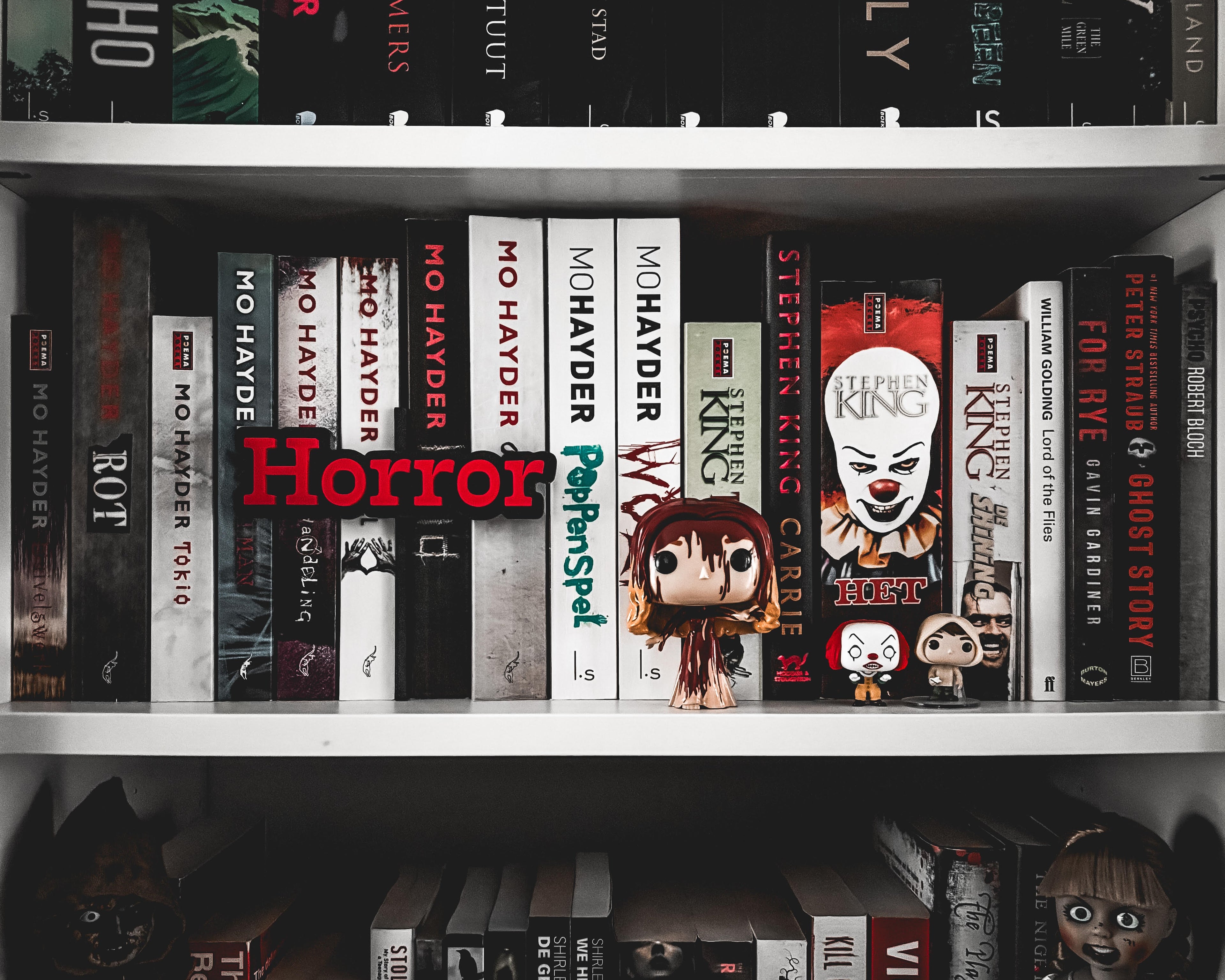 Bookshelf Peekout Sign - Horror