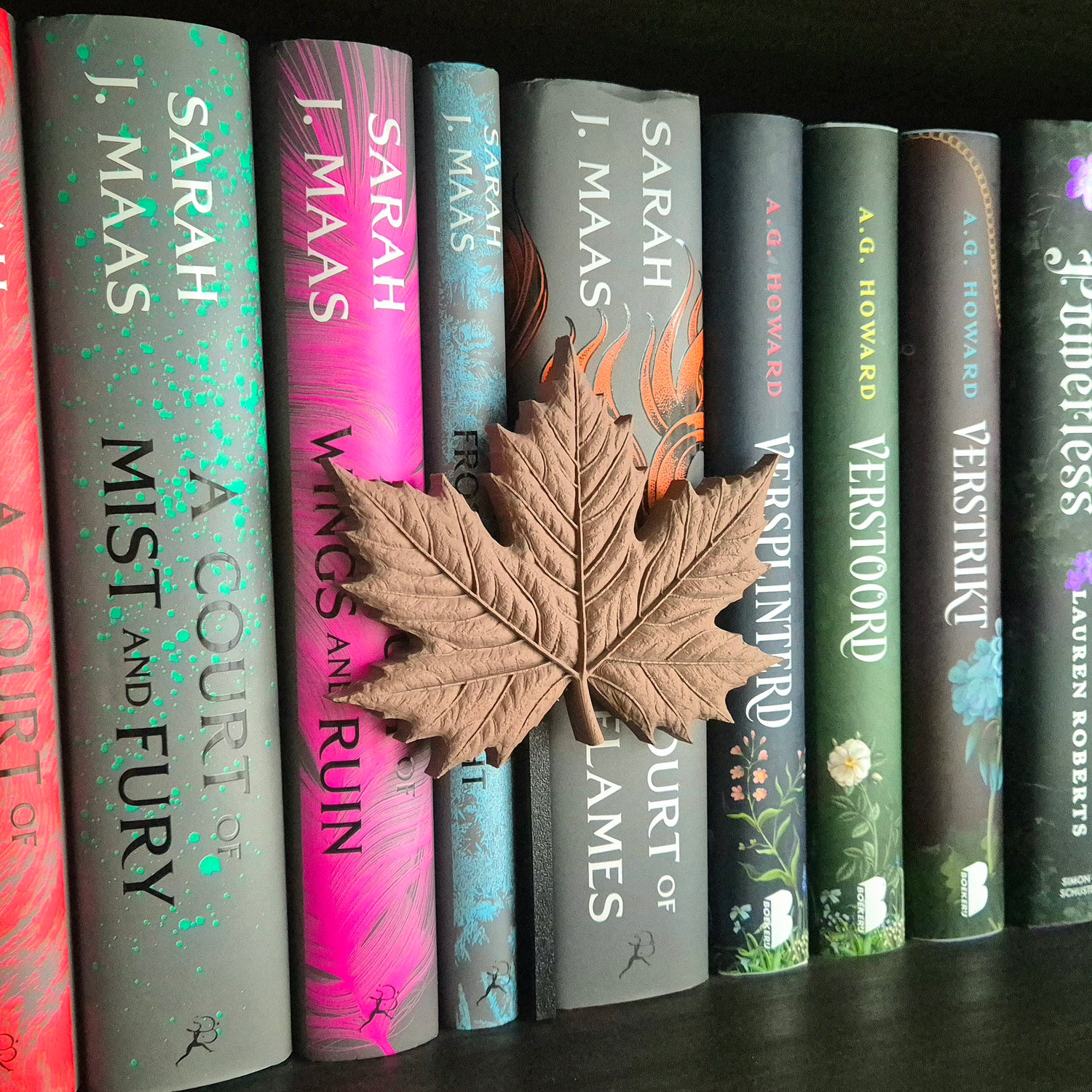 Bookshelf Peekout Sign - Maple Leaf