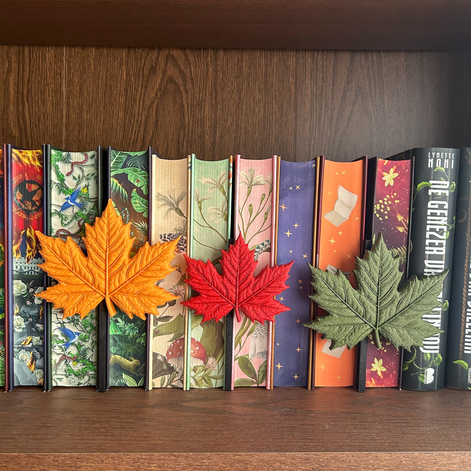 Bookshelf Peekout Sign - Maple Leaf