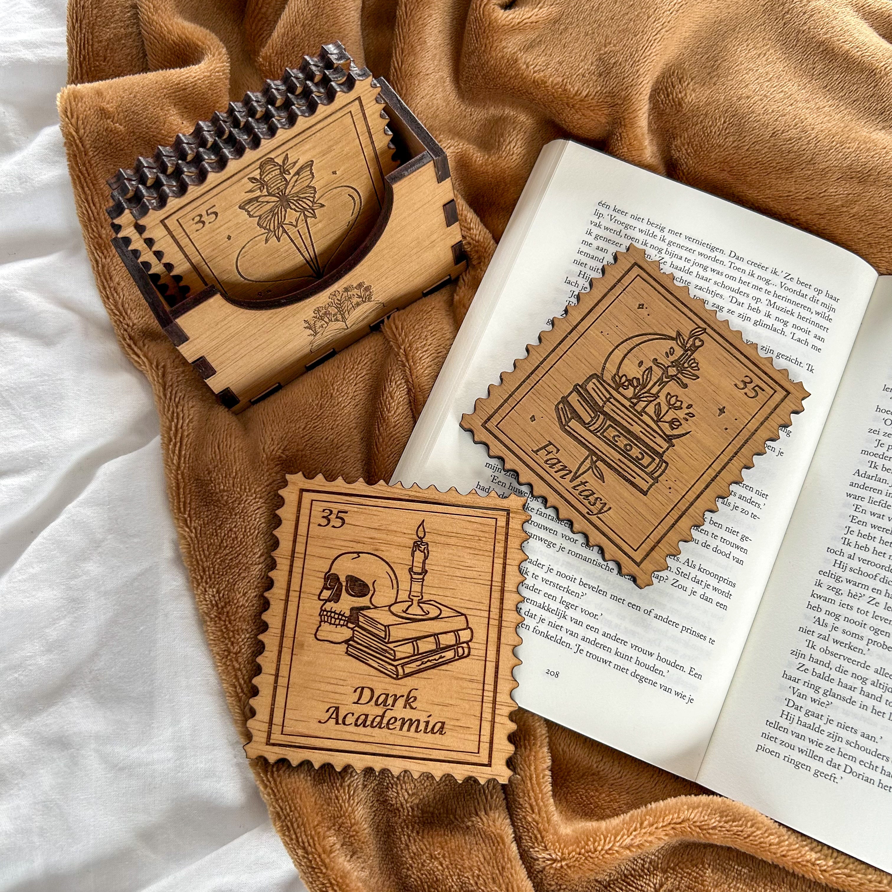 Bookish Postzegel Onderzetter - Dark Academia