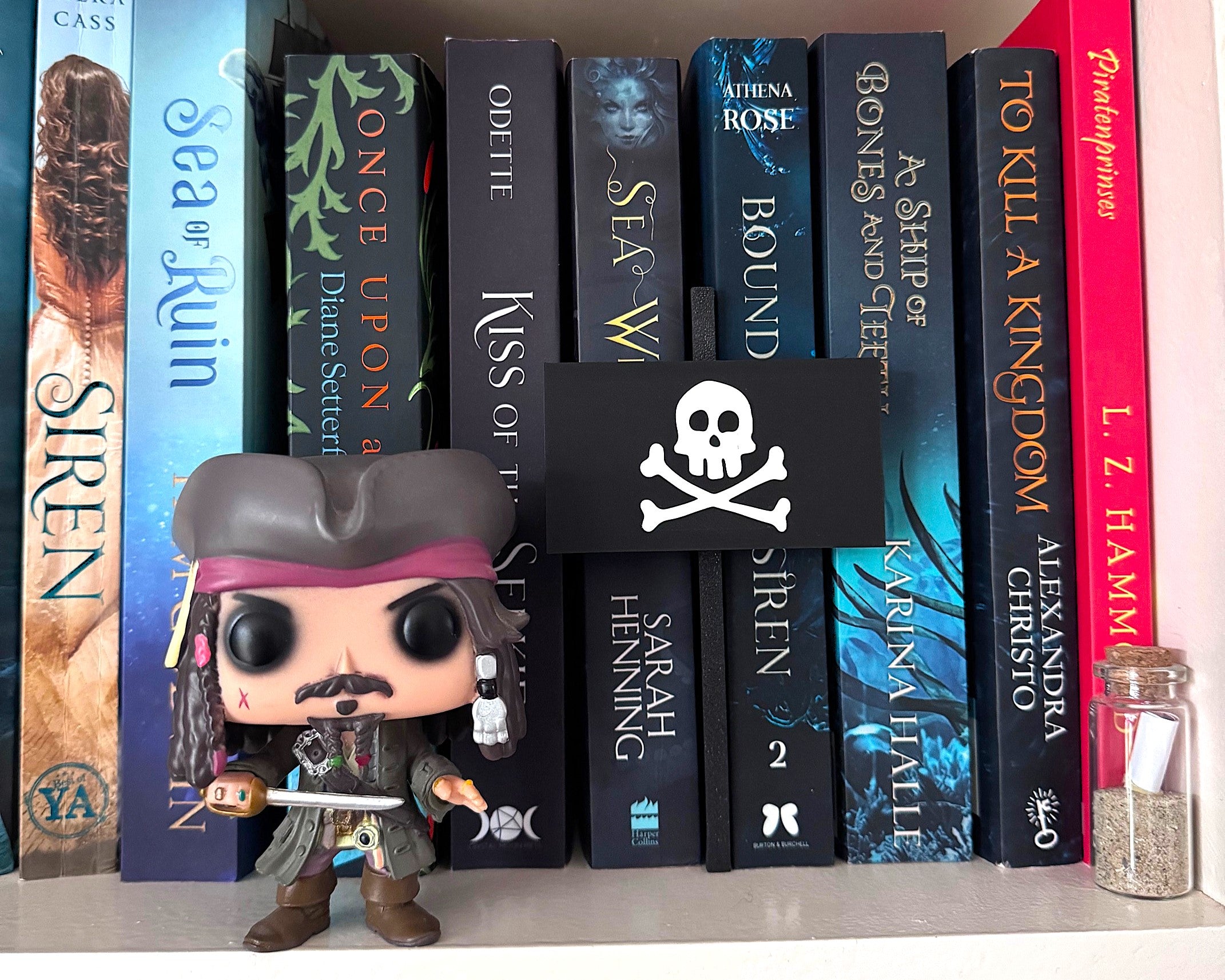 Bookshelf Peekout Sign - Flags