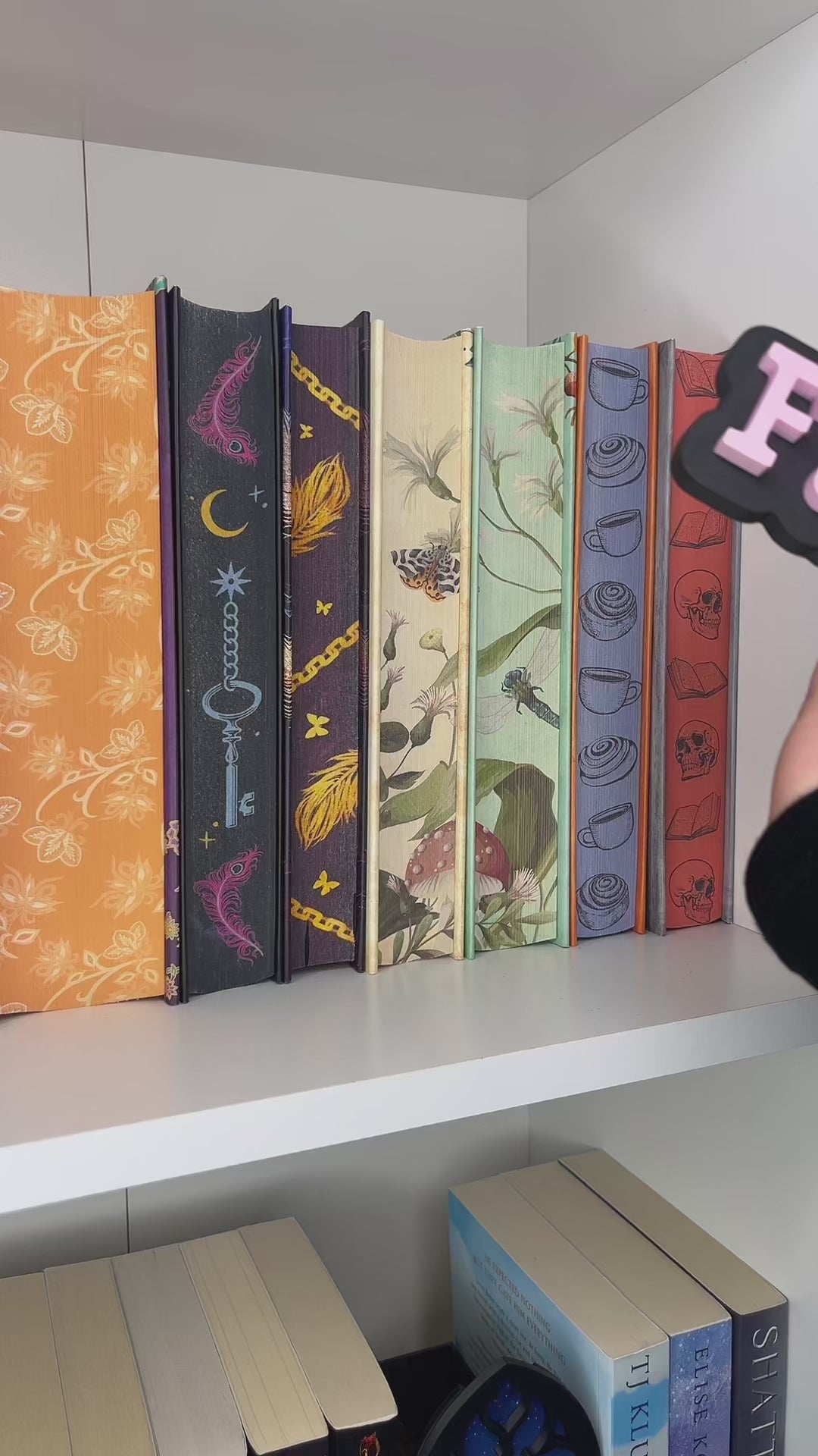 Bookshelf Peekout Sign - Cozy Fantasy