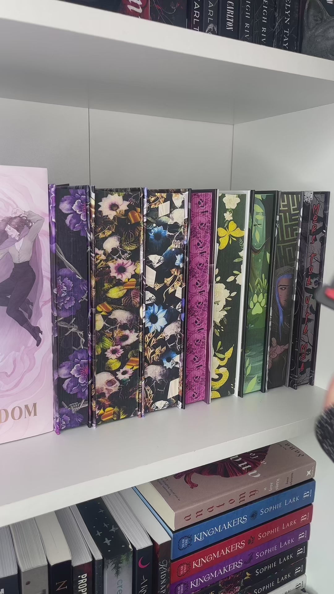 Bookshelf Peekout Sign - Horror