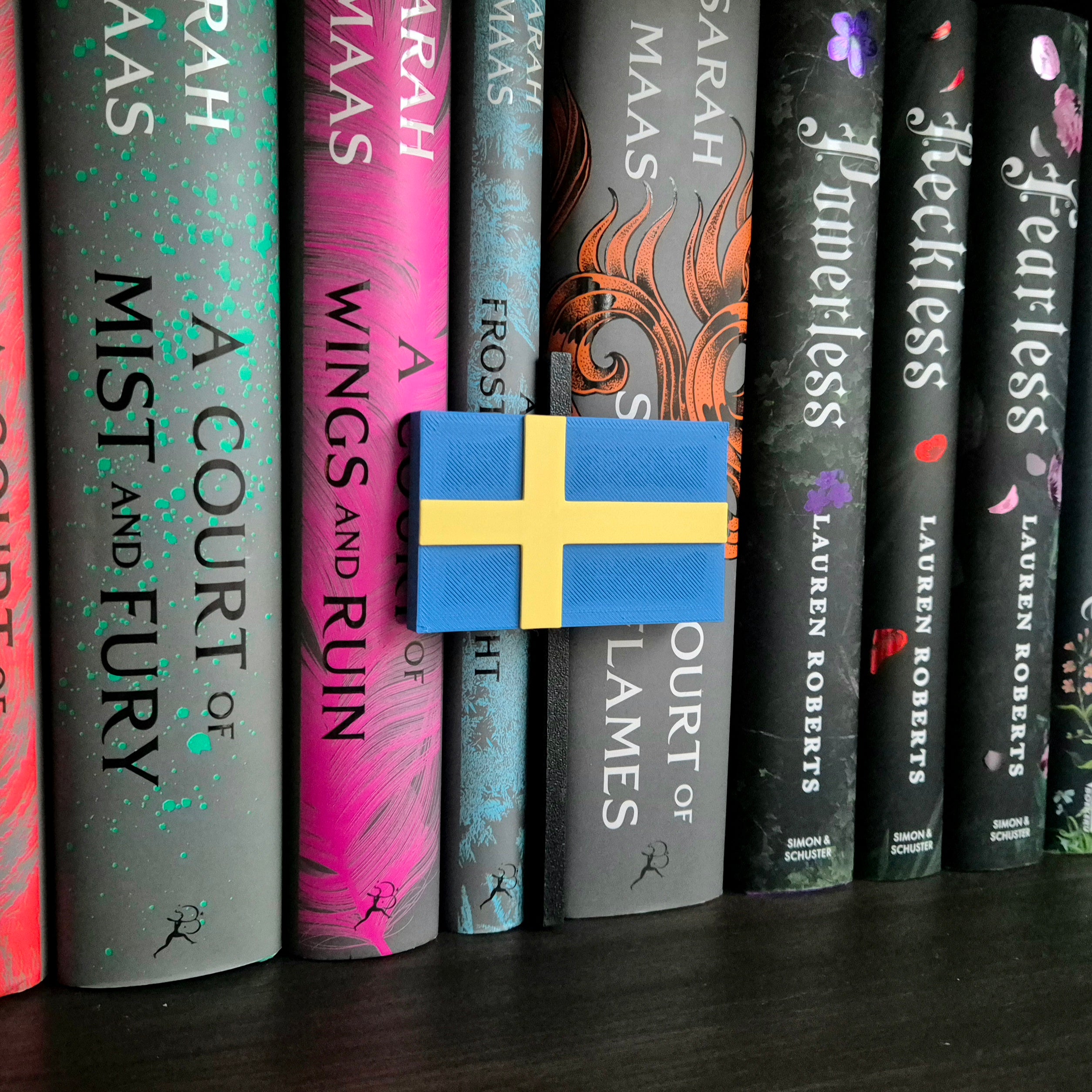 Bookshelf Peekout Sign - Flags