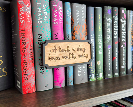 Houten Peekout Bordje - A Book a Day