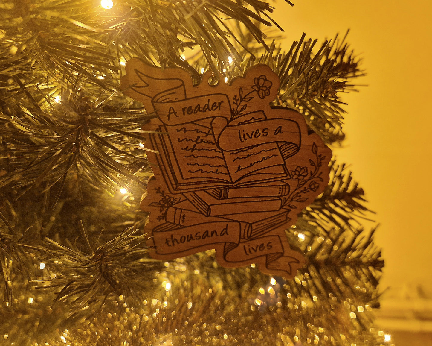 Bookish Ornament - A reader lives a thousand Lives