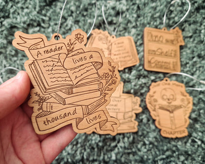 Bookish Ornament - A reader lives a thousand Lives