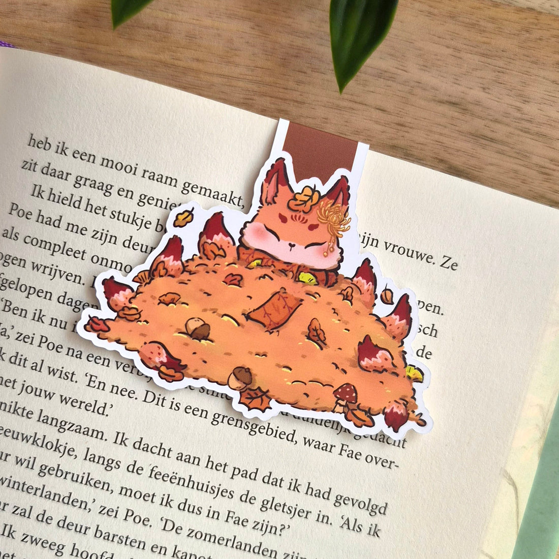 Magnetic bookmark - Leaf Pile Kitsune