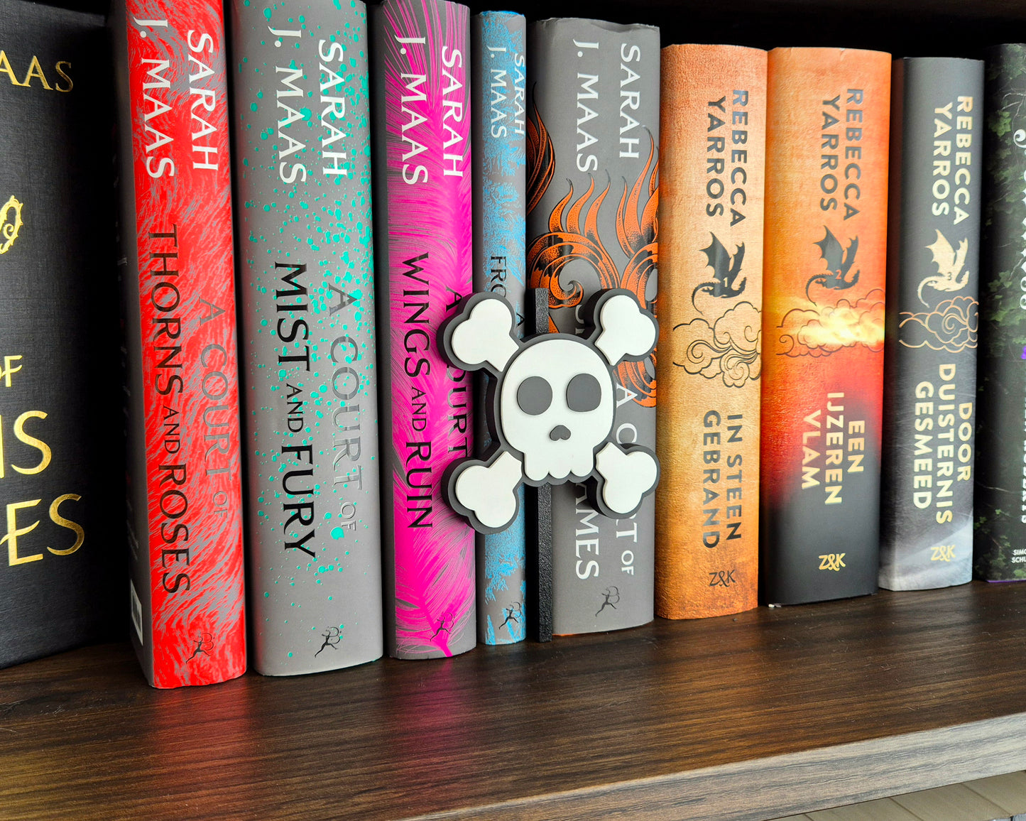 Bookshelf Peekout Sign - Skull