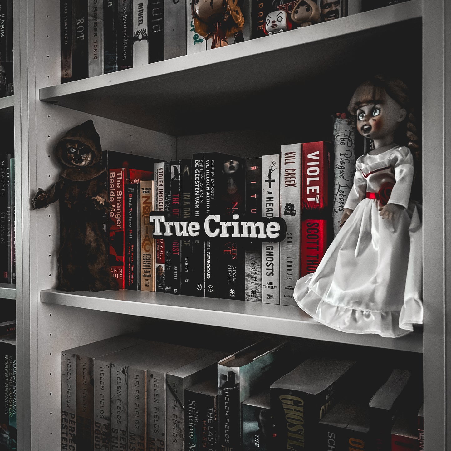 Bookshelf Peekout Sign - True Crime