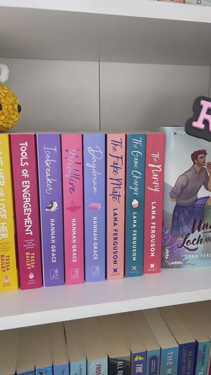 Bookshelf Peekout Sign - Cozy Romance