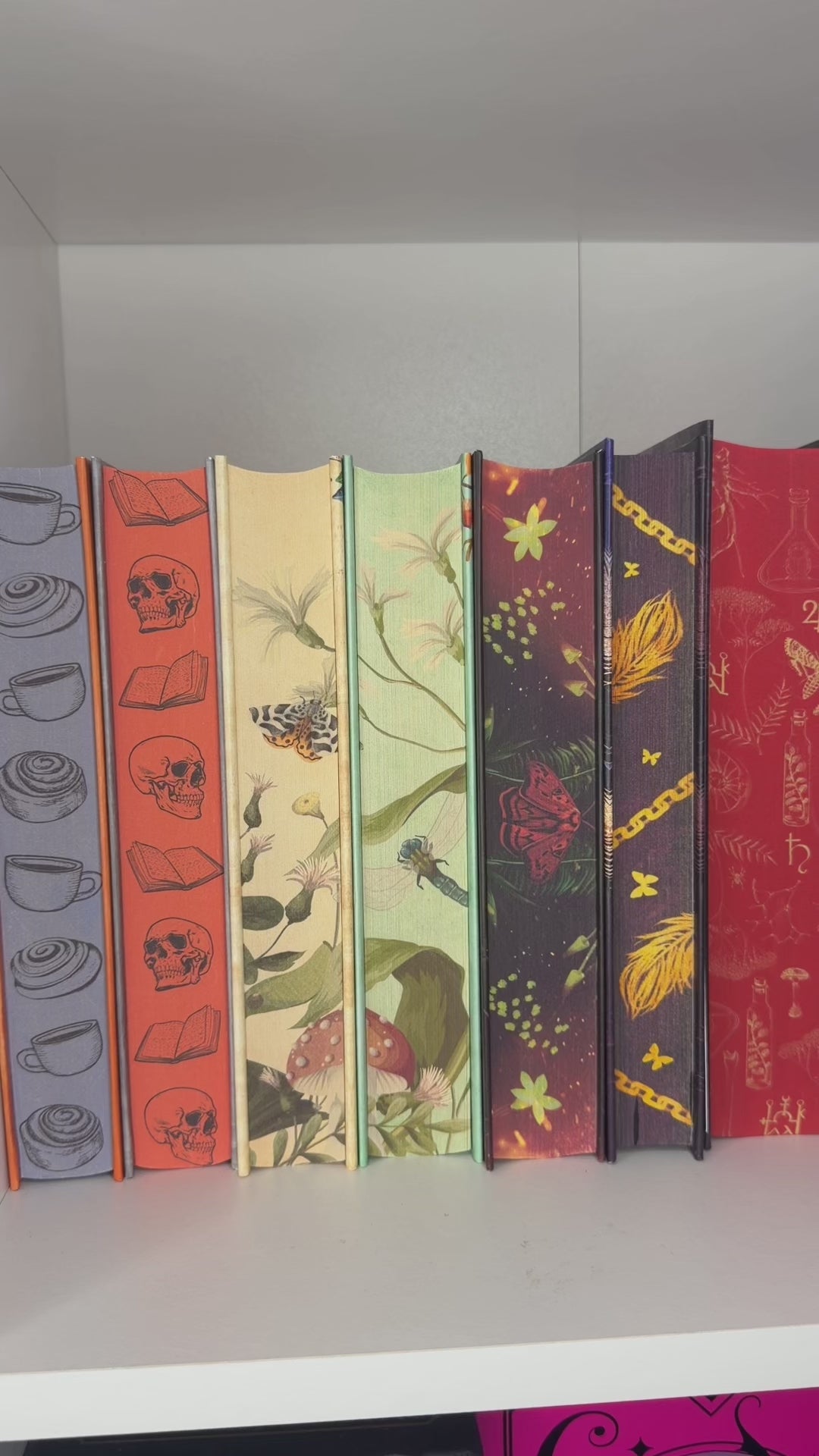 Bookshelf Peekout Sign - Cozy Romantasy